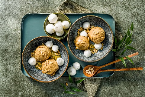 Gelato al caffè con meringhe alla limetta
