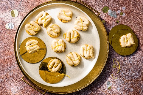 Sesam-Sablés mit Forellenmousse