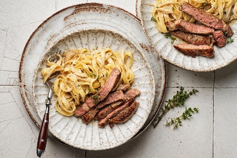 Pasta cremosa con bistecca
