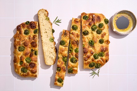 Focaccia au levain, olives et romarin