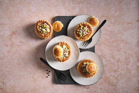 Vol-au-vents with pea sauce
