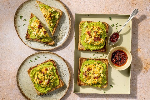 Toasts aux œufs et au fromage frais