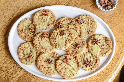 Chai-Guetzli mit Ahornsirup-Glasur