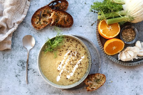 Fenchel-Orangensuppe mit Knoblauchbrot