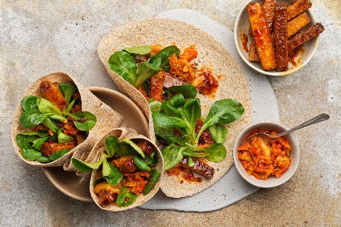 Wraps mit Nüsslisalat und Tofu