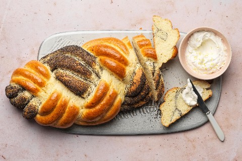 Tresse au pavot et ricotta fouettée