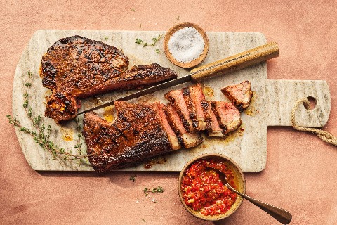 T-bone steaks con olio al chili