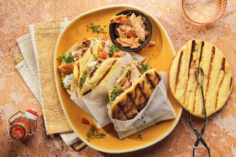 Naans de maïs farcis au pulled chicken