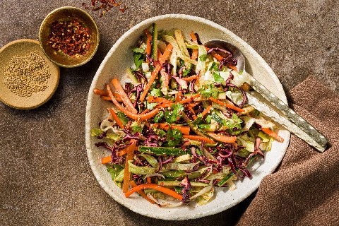 Insalata di cavolo e carote con dressing al sesamo