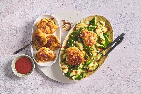 Pollo con smashed cucumber salad