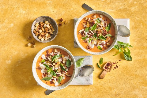 Minestra fredda di pomodoro e pesca