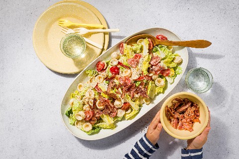 Insalata di pasta con lattuga e pancetta