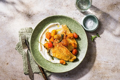 Pesce persico con labneh e pomodoro