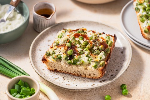 Toasts au cottage cheese avec halloumi et petits pois