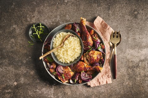 Poulet mit Zwiebeln und Zwetschgen