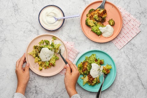 Smashed-Broccoli mit Hüttenkäse