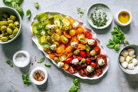 Regenbogen-Caprese