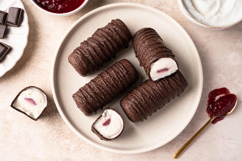 Gefrorene Quark-Riegel mit Himbeerkern