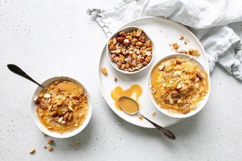Yogurt con banana congelata grattugiata