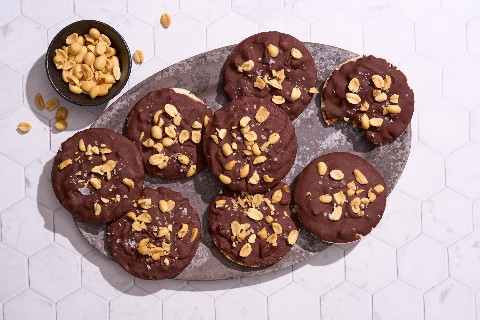 Gallette di riso al cioccolato con caramello di datteri e arachidi
