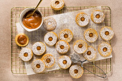 Gewürz-Spitzbuben mit Caramel