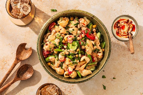 Insalata di pasta con dressing chili crunch