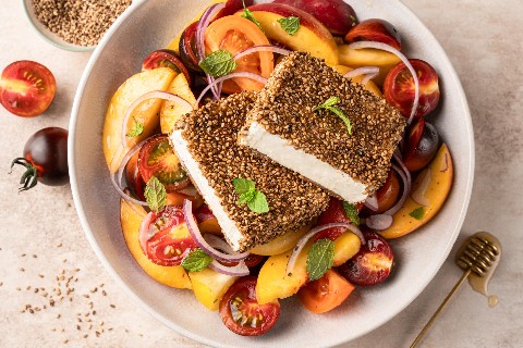 Salade tomates-pêches et feta croustillante