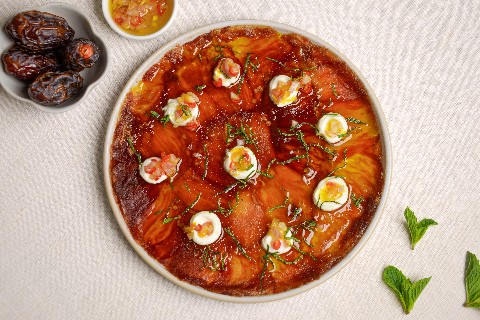 Dattel-Carpaccio mit Jogurt und Chiliöl