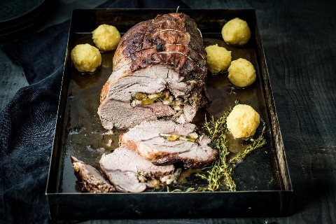 Arrosto di vitello ripieno di albicocche secce con palline di polenta