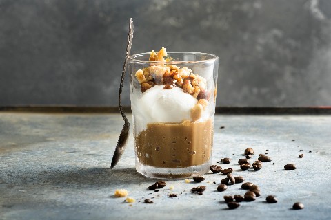 Granités au café et noix au caramel chaud
