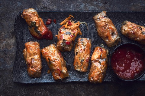 Frühlingsrollen mit scharfer Sauce