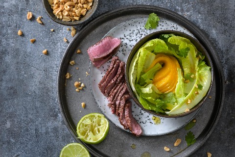 Salat mit Lamm und Mangostreifen