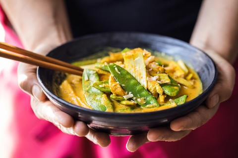 Curry de dinde aux pois mange-tout