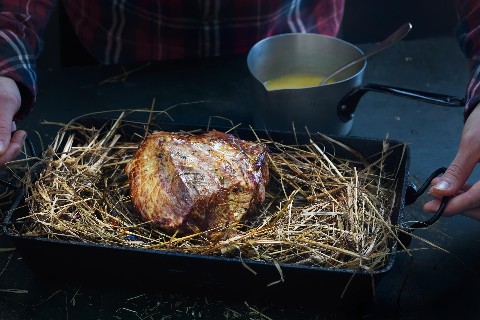 Kalbsbraten im Heu geschmort