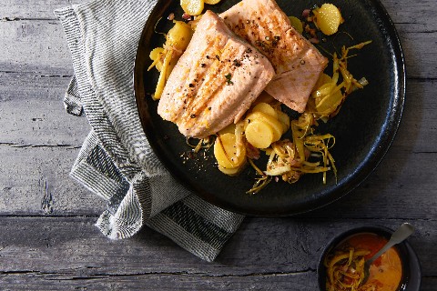 Lachs mit Kartoffelsalat an Lauch-Vinaigrette