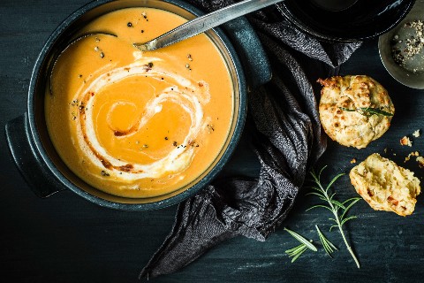 Süsskartoffelsuppe mit Käsemuffins