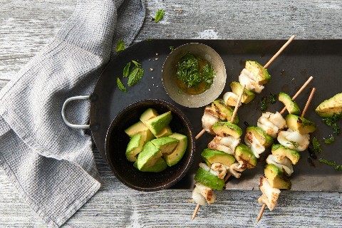 Satay di platessa e avocado con olio di melissa