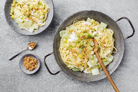 Fennel & apple spaghetti with crumble