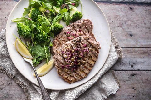 Paillarde avec des brocolis et une vinaigrette aux olives