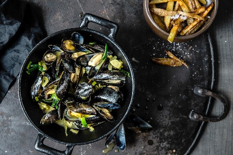 Saffron mussels with baked French fries