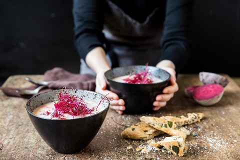Minestra di barbabietole con focaccia agli spinaci e alla feta