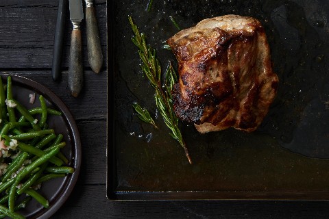 Braten mit Bierkruste und Bohnensalat