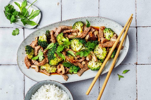 Carne di manzo con broccoli e funghi