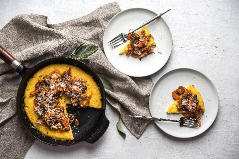 Gâteau de polenta et ratatouille d'hiver