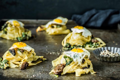 Petits nids de nouilles aux morilles et œufs de caille