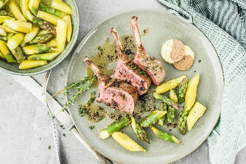 Lammracks mit Balsamico-Zitronenbutter und Spargeln