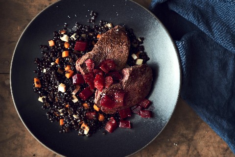 Filet de bison, compotée de rhubarbe et betteraves, lentilles à la réglisse