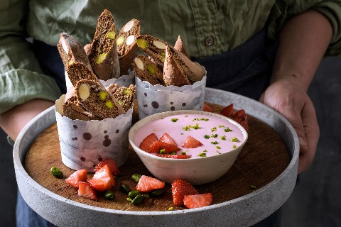 Cantucci al cioccolato con crema alle fragole