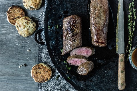 Filet d'agneau laqué au thé noir accompagné de scones grillés