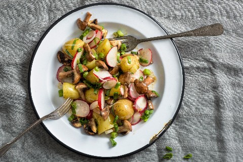 Kartoffelsalat mit Champignons